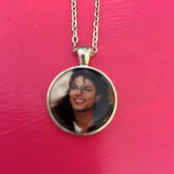 Michael Jackson necklace and charm bracelet - Picture 3 of 6